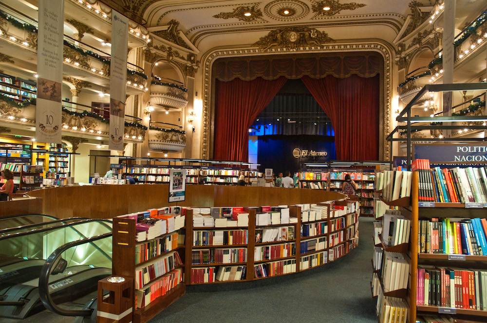 El_Ateneo_Grand_Splendid_Bookshop,_Recoleta,_Buenos_Aires,_Argentina,_28th._Dec._2010_-_Flickr_-_PhillipC