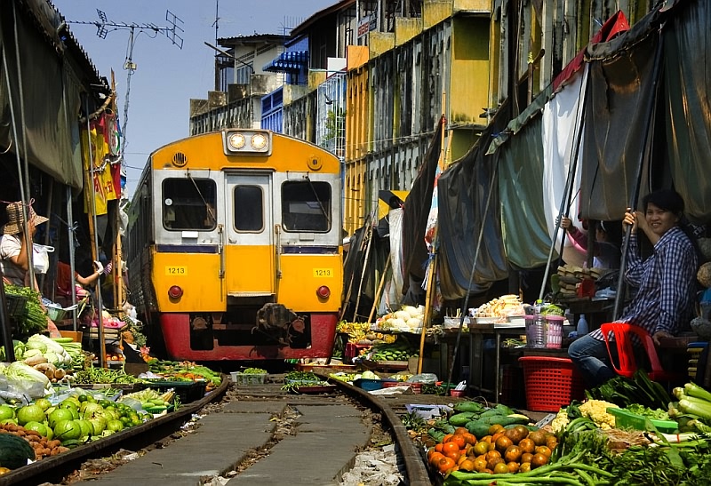 maeklong_railway_market