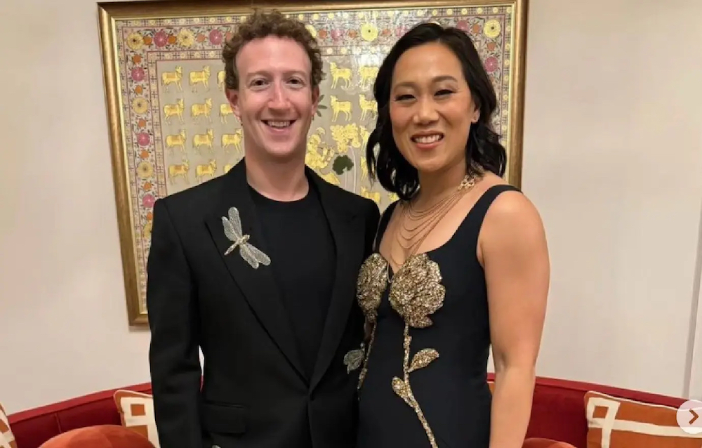 mark-zuckerberg-praised-erecting-massive-statue-wife-yard-5-1723748719106 copy