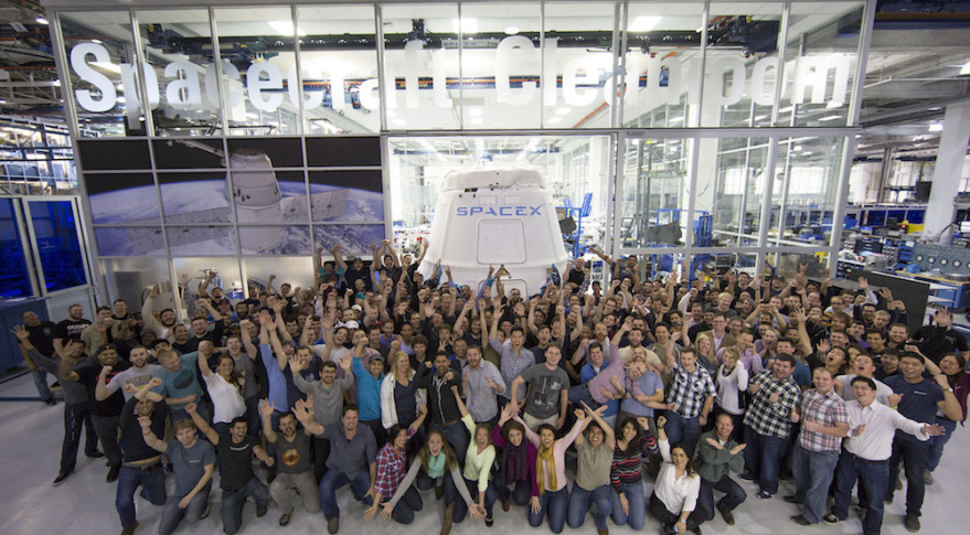 SpaceX-dragon-employees-879x485